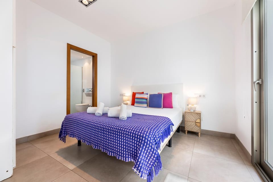 Bed, Photo of the whole room, Bedroom, towels