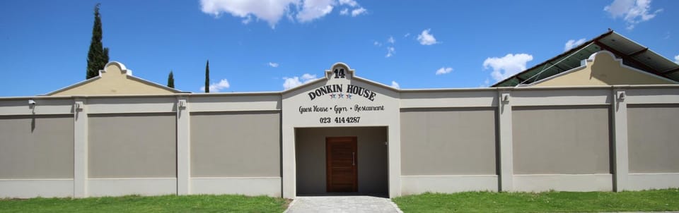 Property building, Facade/entrance, Property logo or sign, Street view, internet, acessibility