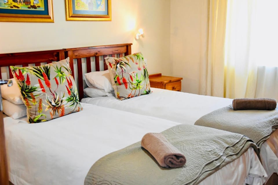 Bed, Decorative detail, Bedroom, towels