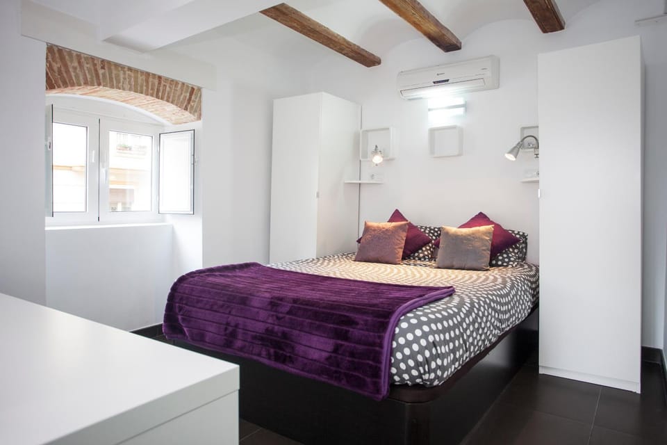 Bed, Photo of the whole room, Bedroom, City view, Street view