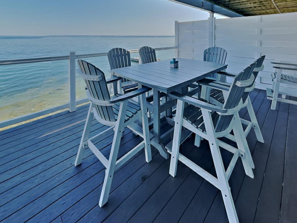 Put-in-Bay Waterfront Condo #211 House in South Bass Island