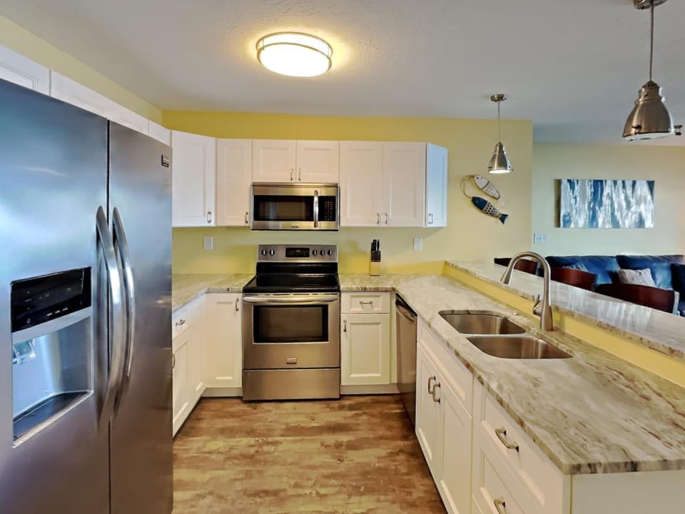 Put-in-Bay Waterfront Condo #211 House in South Bass Island