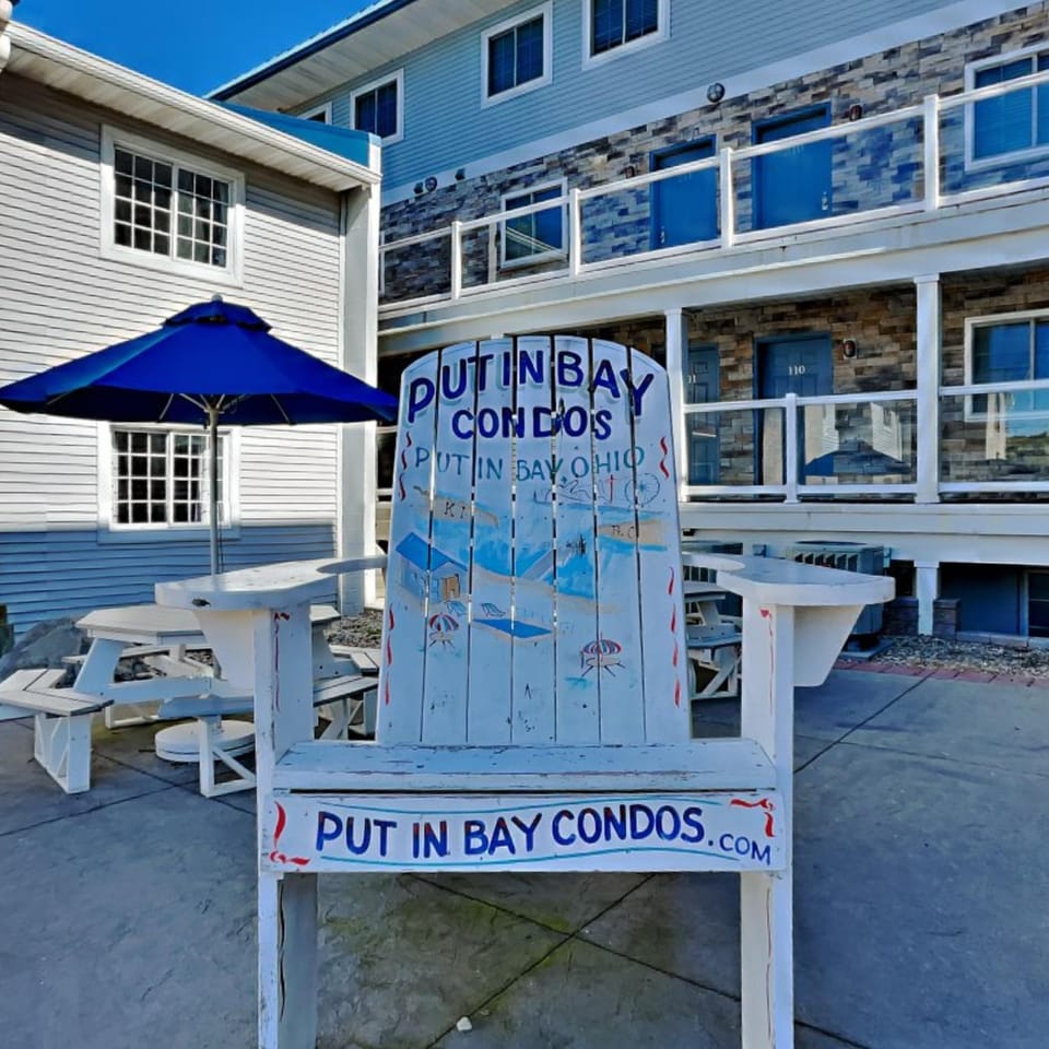 Put-in-Bay Waterfront Condo #109 House in South Bass Island