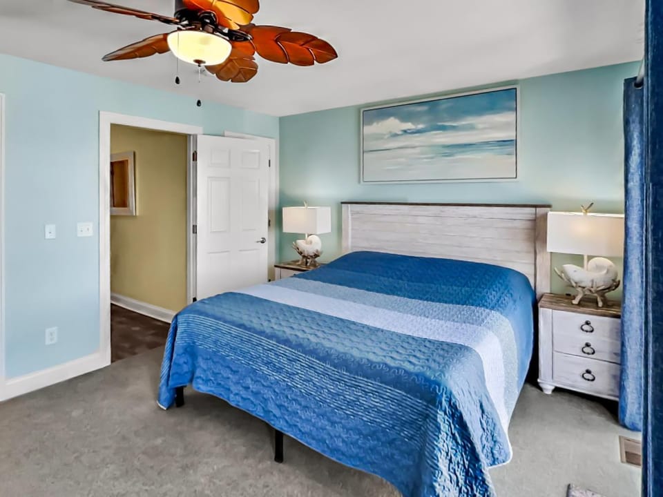 Put-in-Bay Waterfront Condo #207 House in South Bass Island