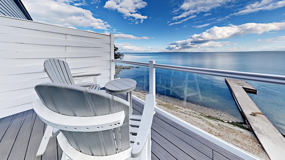 Put-in-Bay Waterfront Condo #207 House in South Bass Island