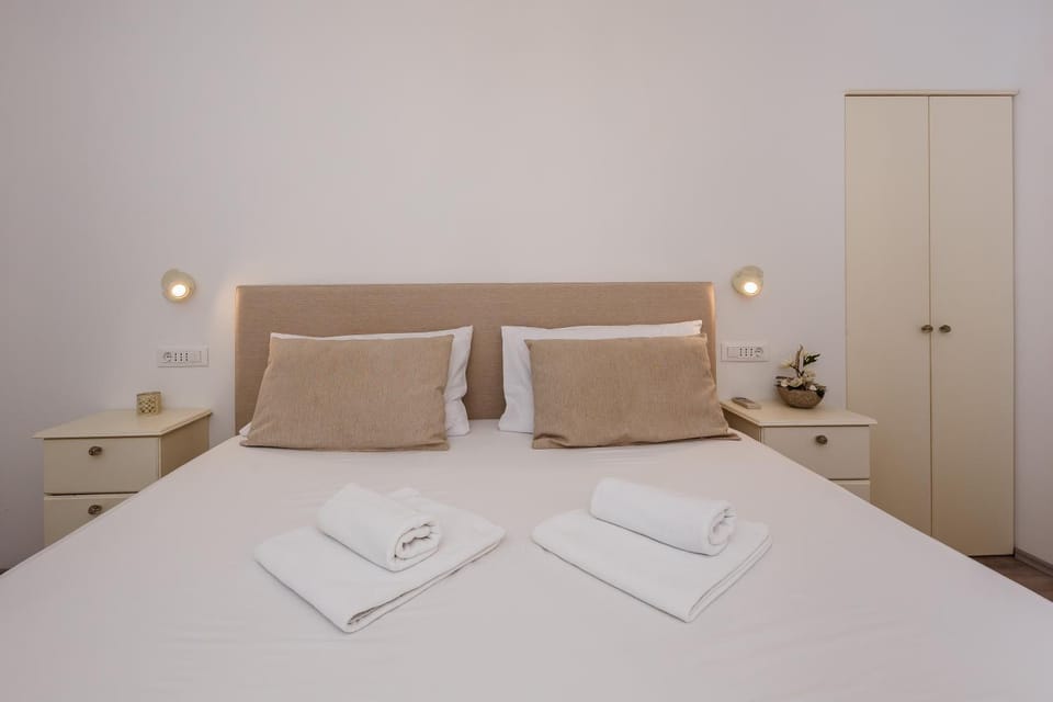 Bed, Decorative detail, Bedroom