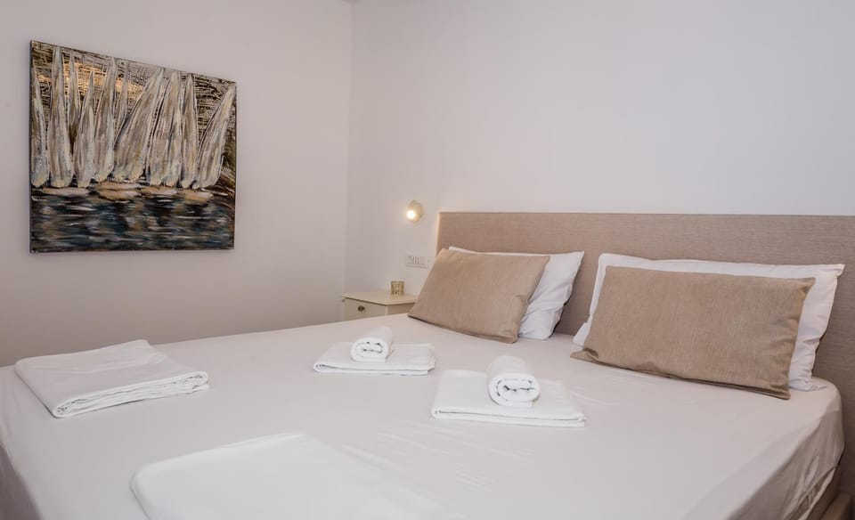 Bed, Decorative detail, Bedroom, Area and facilities