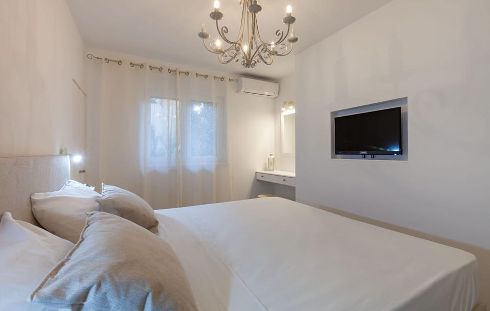 Bed, TV and multimedia, Decorative detail, Bedroom, On site