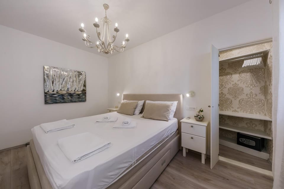 Bed, Photo of the whole room, Decorative detail, Decorative detail, Bedroom, On site