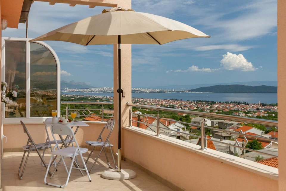Coffee/tea facilities, Balcony/Terrace, City view, Sea view, Street view