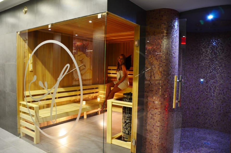 Sauna, Guests