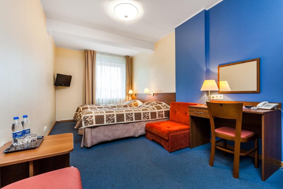 Photo of the whole room, Bedroom