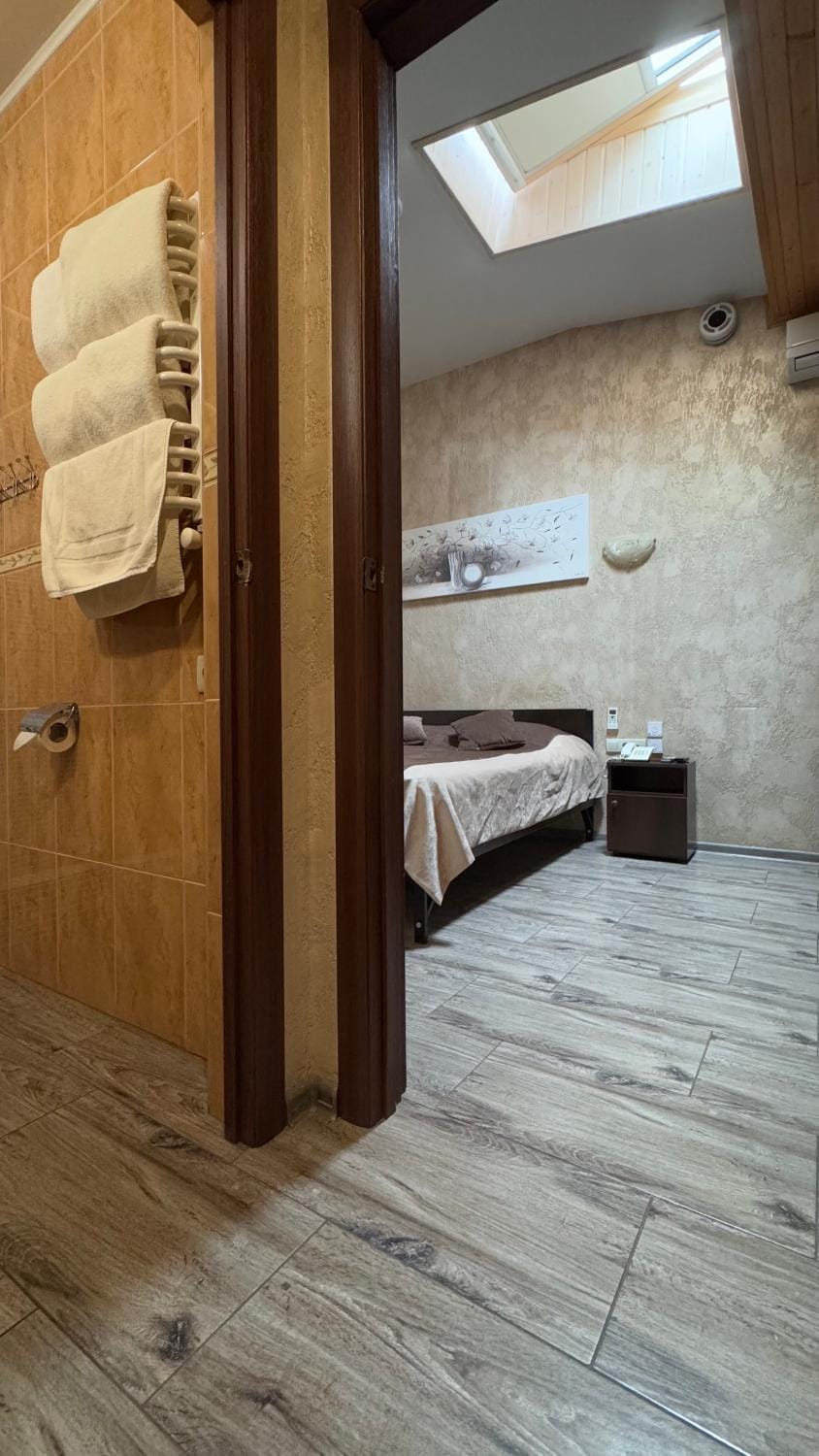 Bed, Bathroom, Photo of the whole room, Bedroom, towels