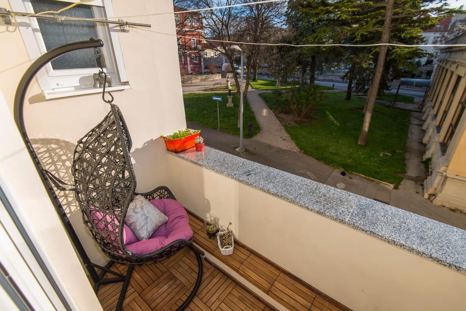 View (from property/room), Balcony/Terrace, Seating area, City view, Garden view, Street view, Quiet street view