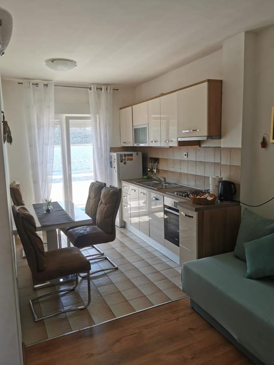 Kitchen or kitchenette, Living room, Seating area, Communal kitchen