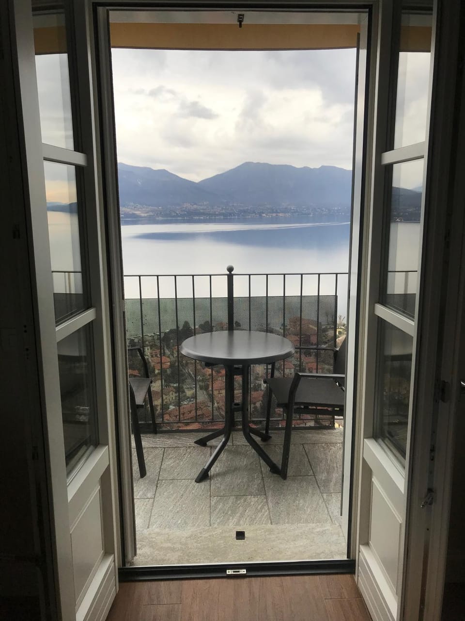 Balcony/Terrace, Autumn, Lake view, Mountain view