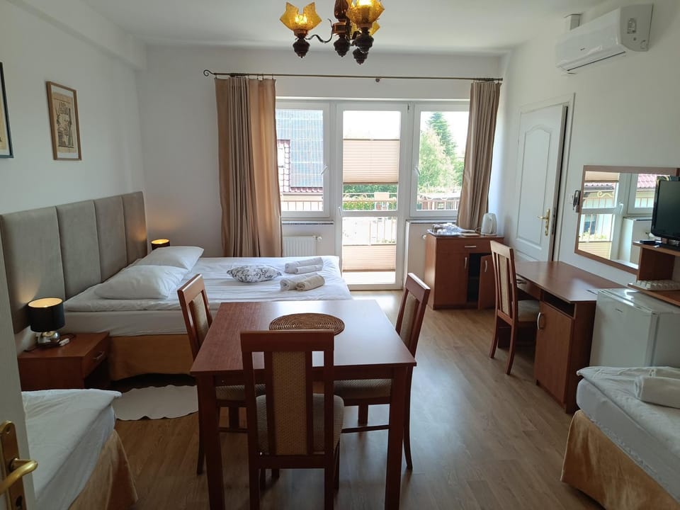 Bed, TV and multimedia, Kitchen or kitchenette, Living room, Photo of the whole room, Seating area, Dining area, Bedroom, air conditioner