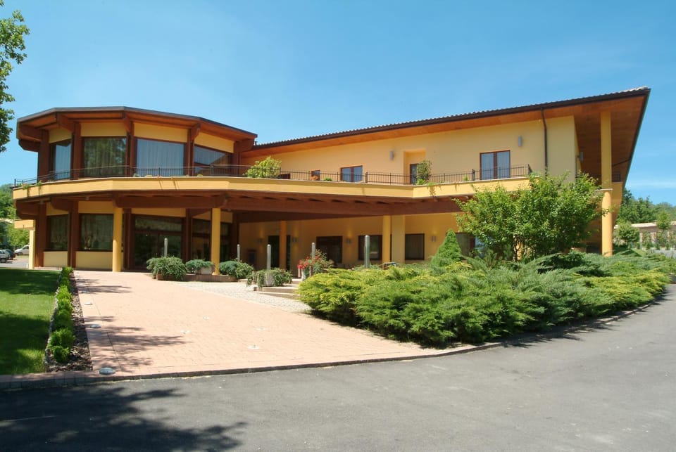 Property building, Facade/entrance, Day