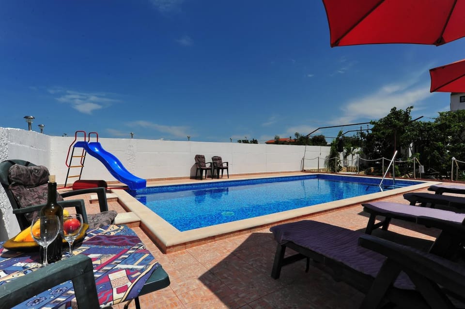 Day, Swimming pool