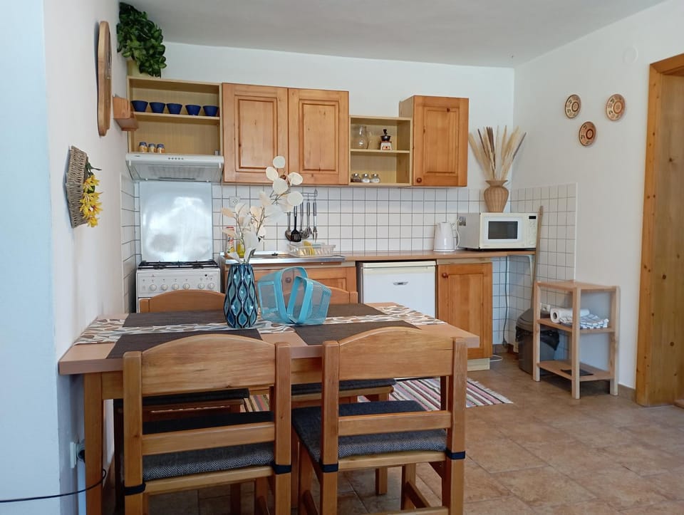 Kitchen or kitchenette, Dining area, pet friendly, stove