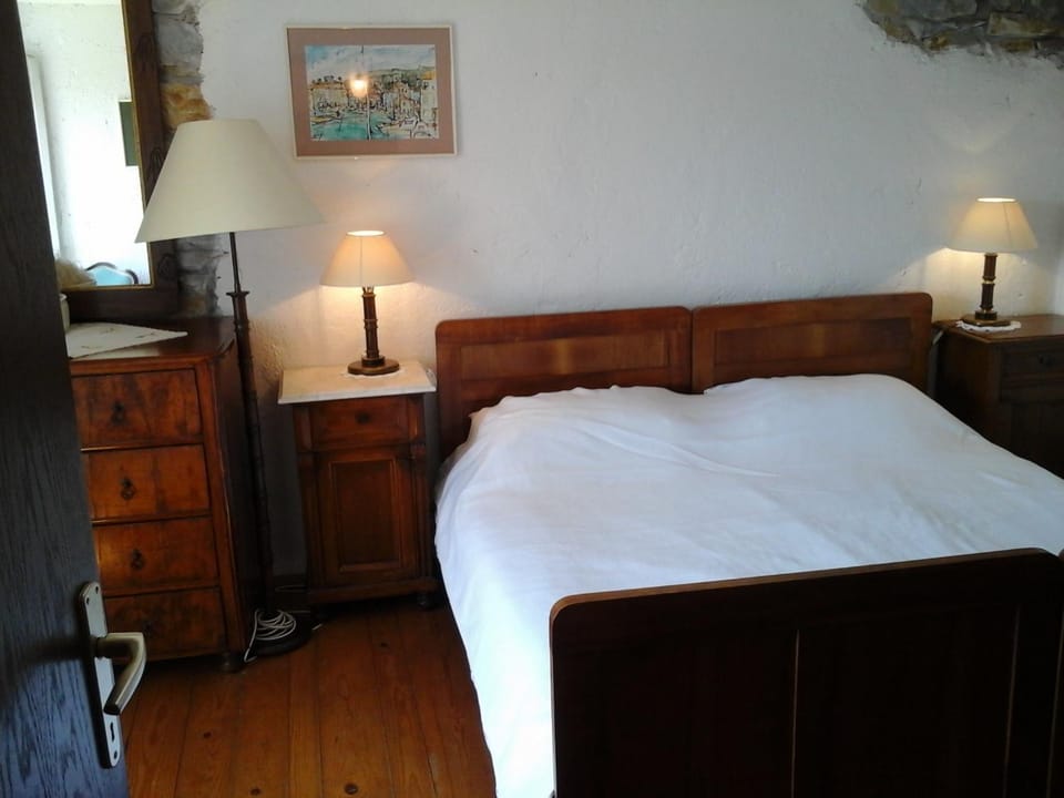 Bed, Photo of the whole room, Decorative detail, Bedroom