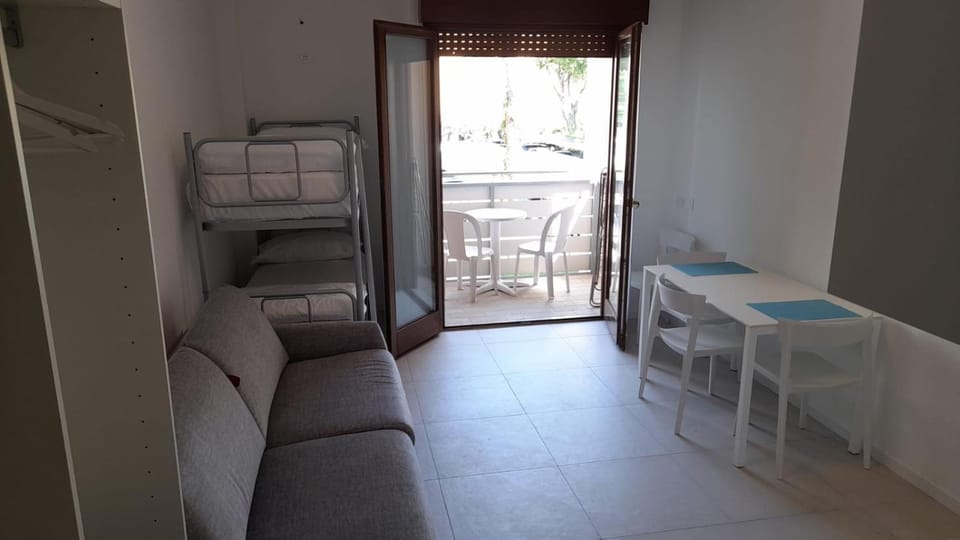 Bed, Living room, Photo of the whole room, Seating area, Bedroom