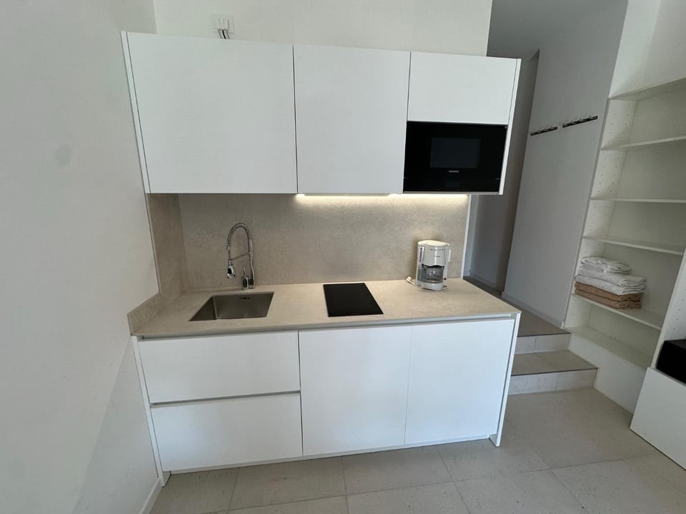 Coffee/tea facilities, Kitchen or kitchenette, microwave, stove