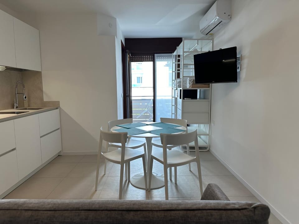 TV and multimedia, Kitchen or kitchenette, Living room, Seating area, Dining area, air conditioner