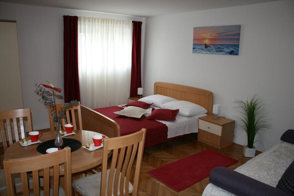 Day, TV and multimedia, Living room, Dining area, Bedroom