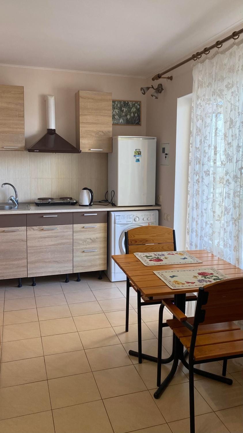 Kitchen or kitchenette, Dining area