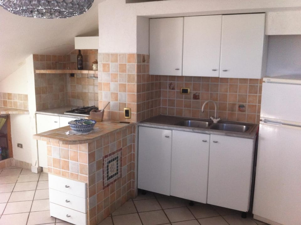 Coffee/tea facilities, Kitchen or kitchenette, Living room, Dining area