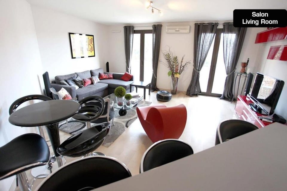 Bed, TV and multimedia, Living room, Dining area