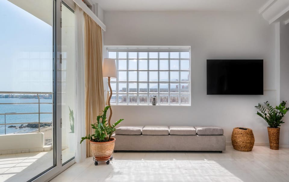 Living room, City view, Location