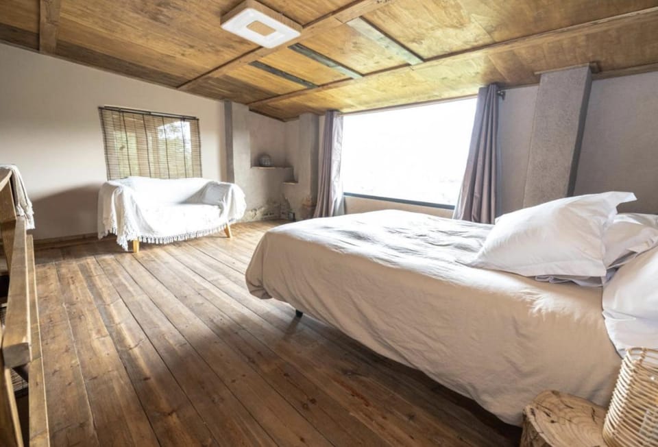 Photo of the whole room, Bedroom