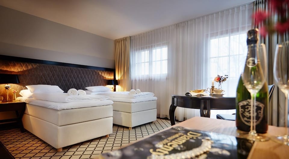 Bed, Living room, Food and drinks, Photo of the whole room, Seating area, Bedroom, Drinks, Alcoholic drinks