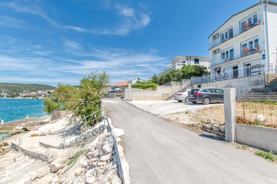 Property building, Facade/entrance, Beach, Sea view, Street view, Location, Parking