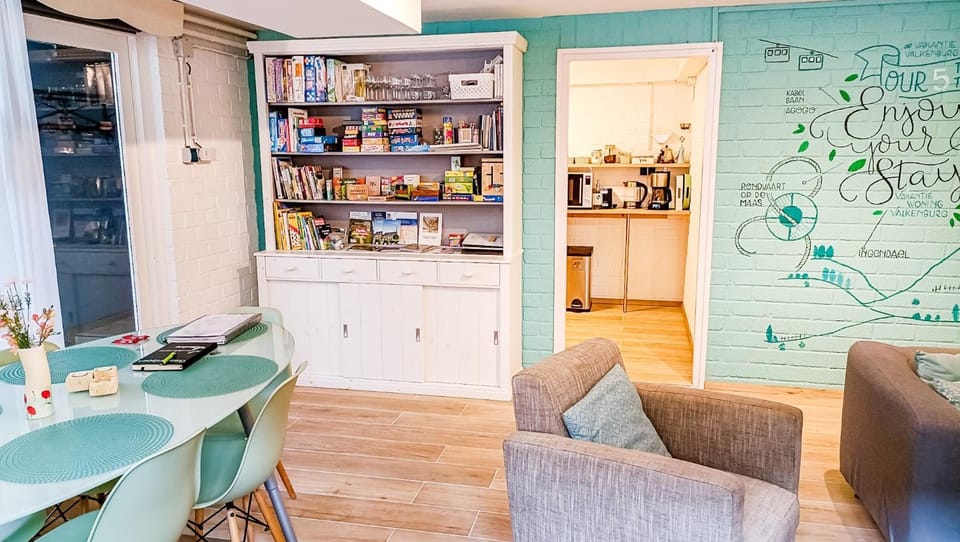 Coffee/tea facilities, Kitchen or kitchenette, Seating area, Dining area