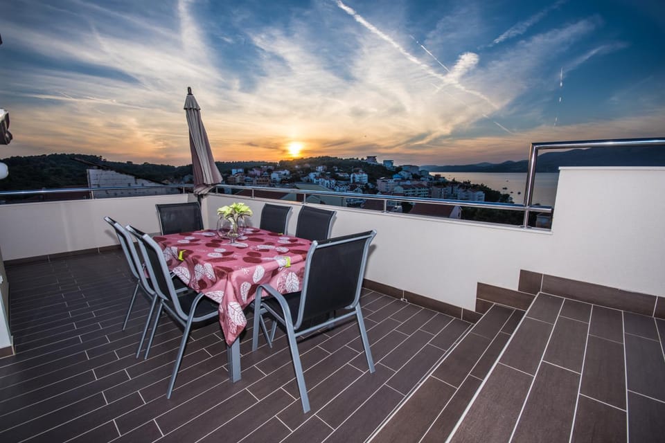 Apartments Villa Pupa Apartment in Okrug Gornji