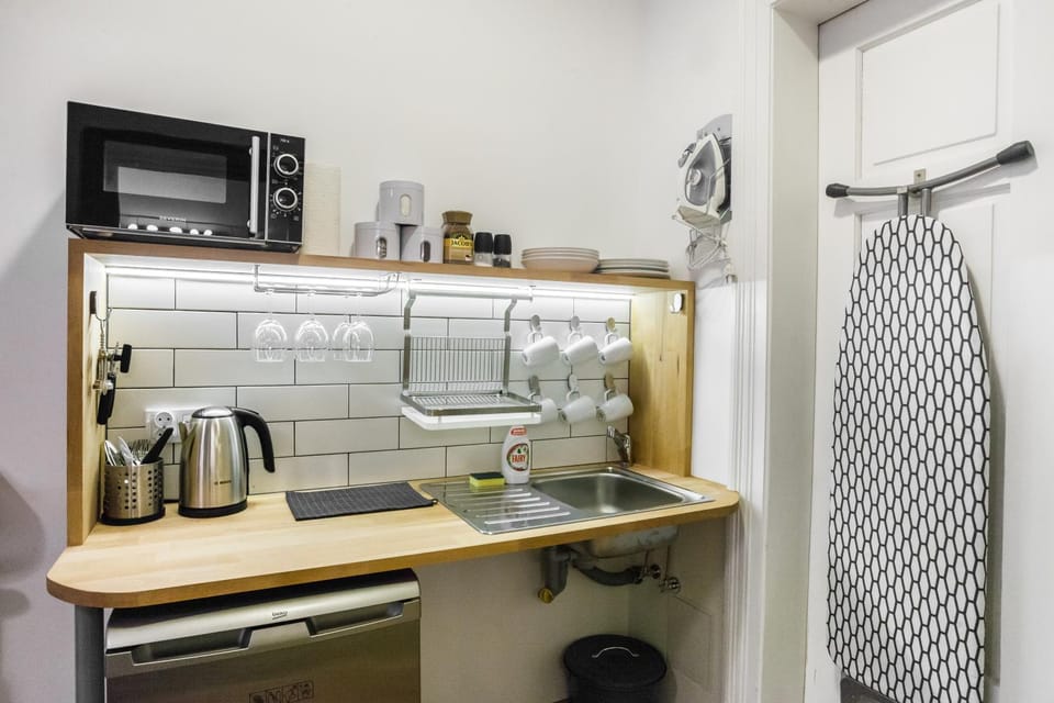 Coffee/tea facilities, Kitchen or kitchenette, flat iron, microwave