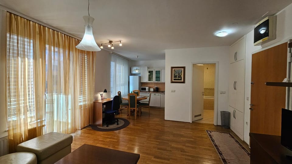 Bathroom, Living room, kitchen