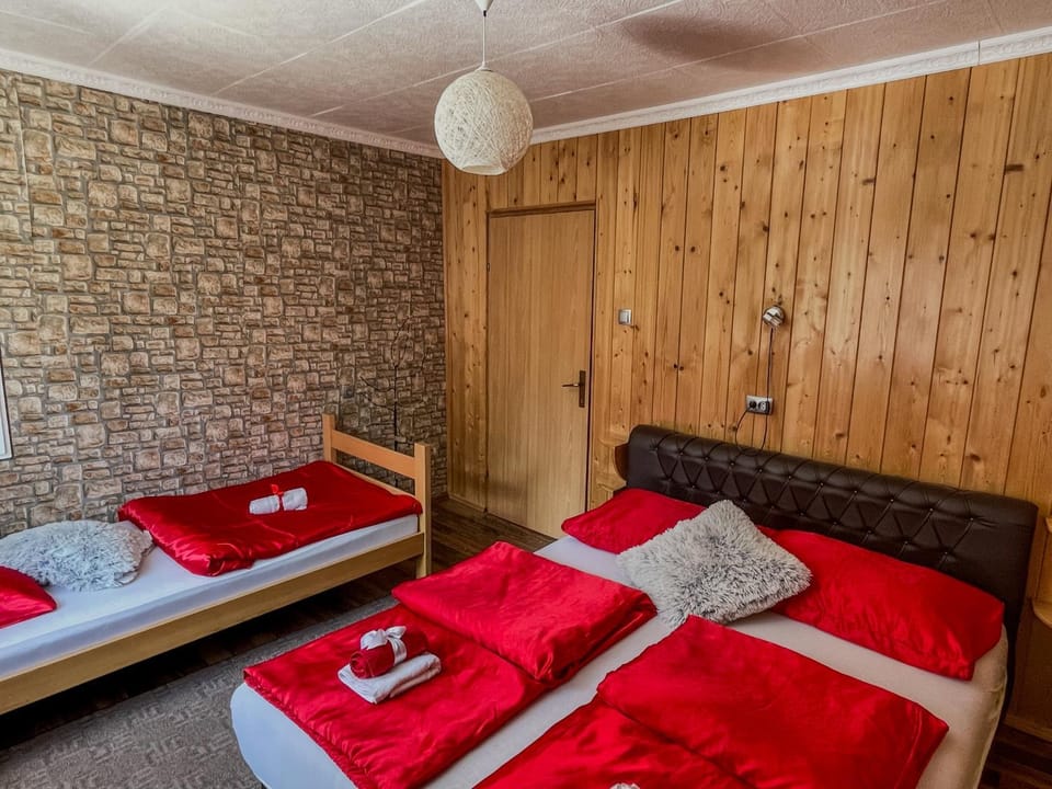 Bed, Photo of the whole room, Bedroom, towels