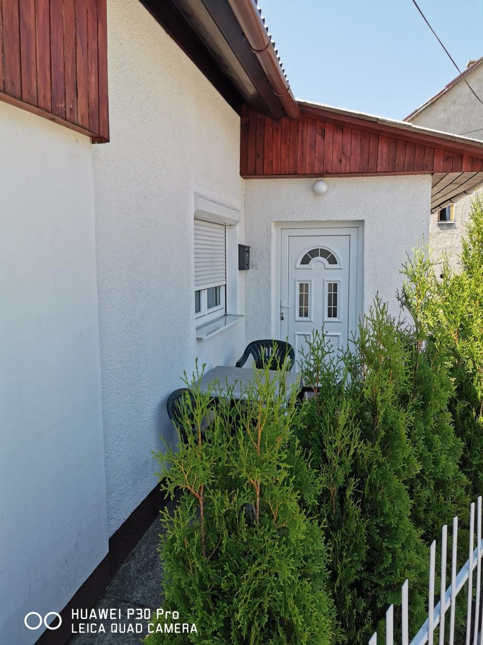 Property building, Facade/entrance, Day, Garden, Balcony/Terrace, Mountain view