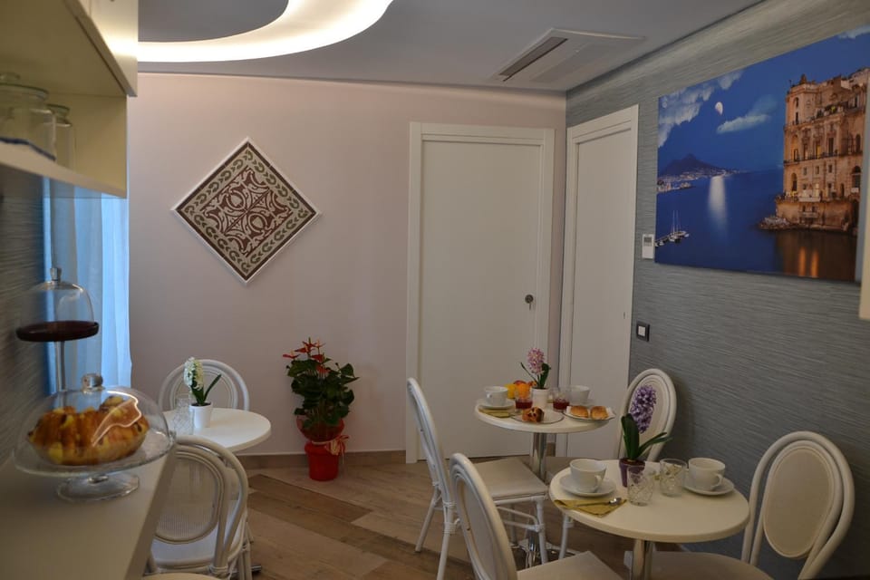 Food and drinks, Seating area, Breakfast