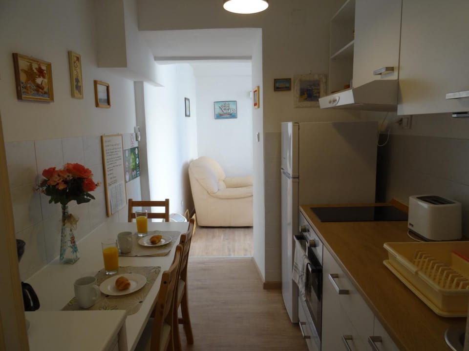 Kitchen or kitchenette, Dining area