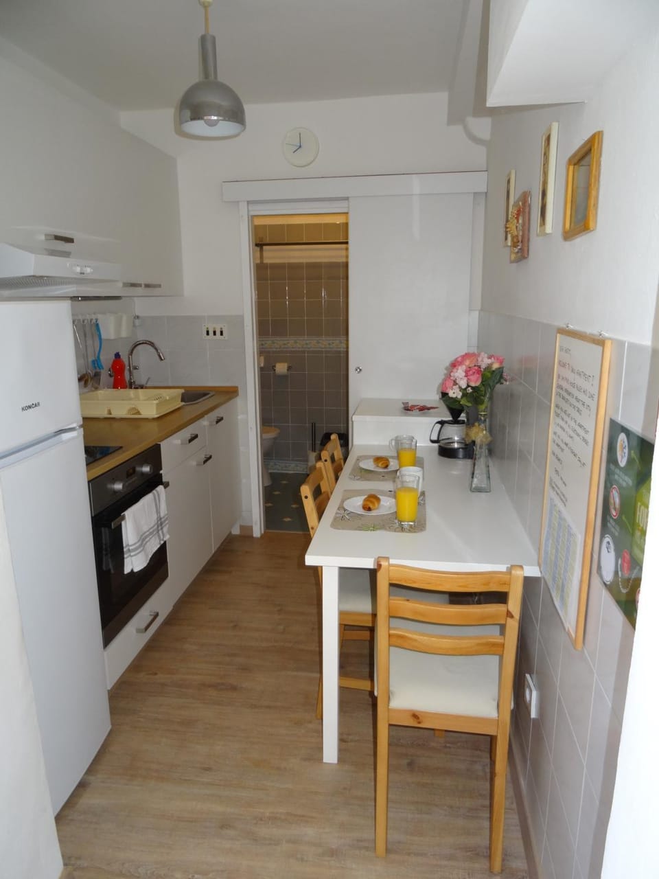 Kitchen or kitchenette, Dining area
