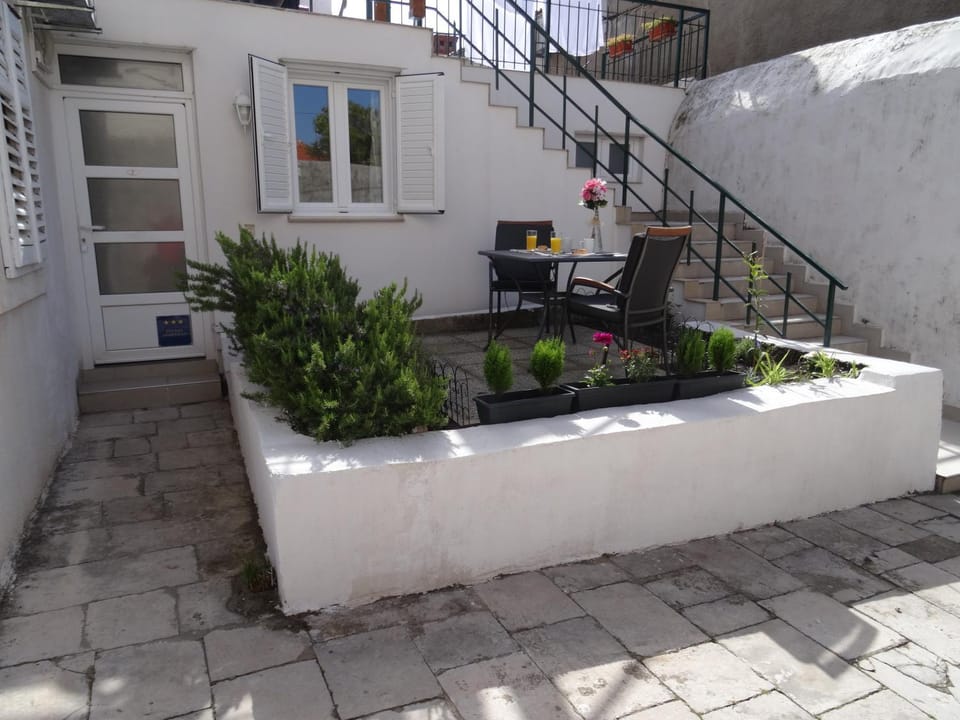 Facade/entrance, Balcony/Terrace
