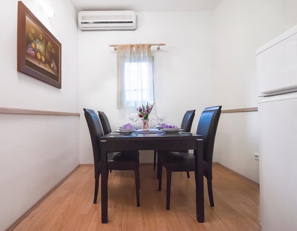 Day, Summer, Dining area, young children, older children, group of guests, Family