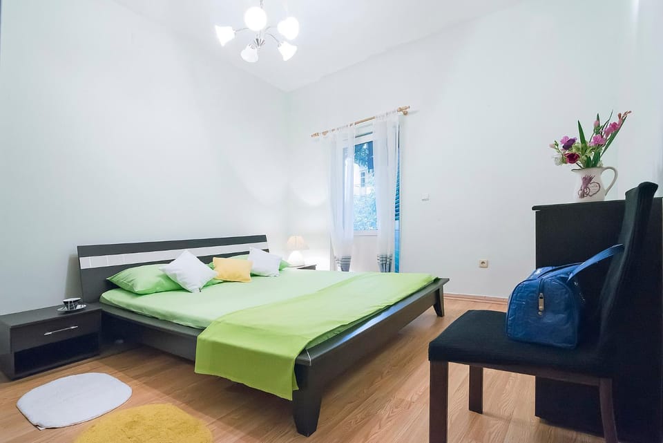 Photo of the whole room, Bedroom, Family