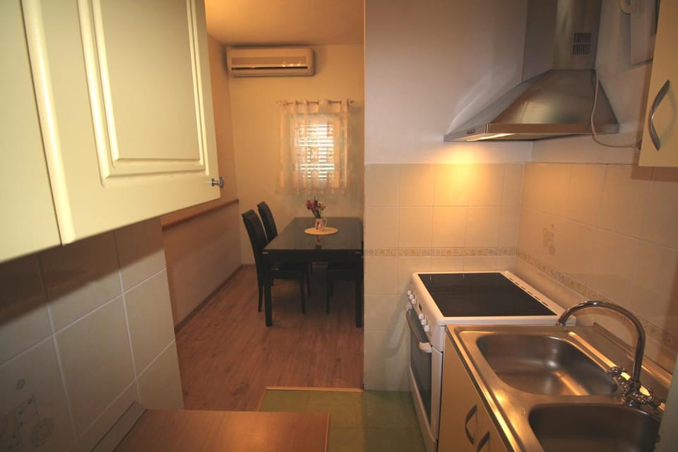 Kitchen or kitchenette, Dining area, young children, older children, group of guests, Family