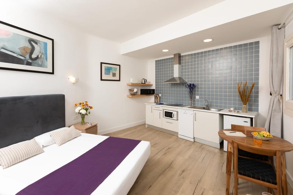 Bed, Kitchen or kitchenette